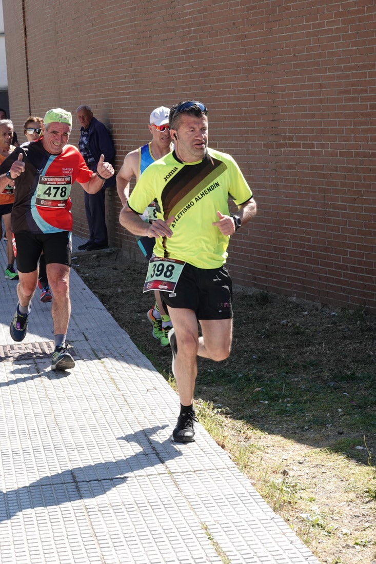 A algunos participantes parece que los 10 kilómetros del reccorido de la prueba de fondo de Loja se les hace leve a tenor de sus sonrisas y buen rollo. Otros en cambio parecen sufrir más o simplemente se concentran para disfrutar de la carrera.