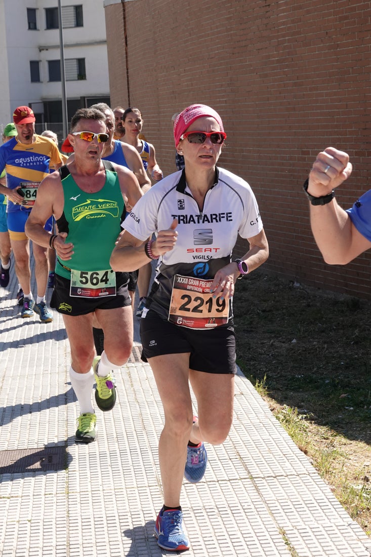 A algunos participantes parece que los 10 kilómetros del reccorido de la prueba de fondo de Loja se les hace leve a tenor de sus sonrisas y buen rollo. Otros en cambio parecen sufrir más o simplemente se concentran para disfrutar de la carrera.