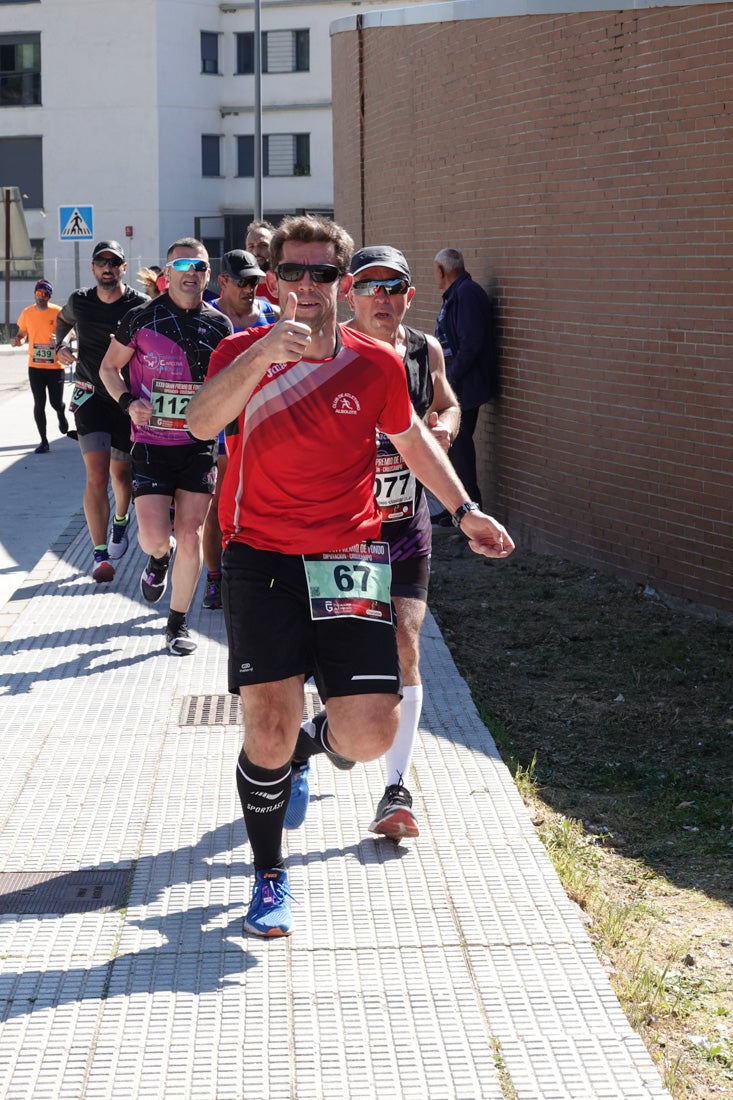 A algunos participantes parece que los 10 kilómetros del reccorido de la prueba de fondo de Loja se les hace leve a tenor de sus sonrisas y buen rollo. Otros en cambio parecen sufrir más o simplemente se concentran para disfrutar de la carrera.