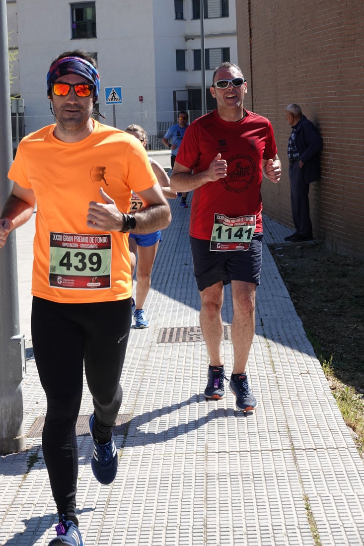 A algunos participantes parece que los 10 kilómetros del reccorido de la prueba de fondo de Loja se les hace leve a tenor de sus sonrisas y buen rollo. Otros en cambio parecen sufrir más o simplemente se concentran para disfrutar de la carrera.