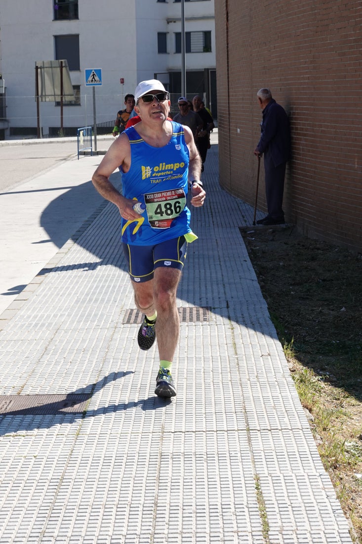 A algunos participantes parece que los 10 kilómetros del reccorido de la prueba de fondo de Loja se les hace leve a tenor de sus sonrisas y buen rollo. Otros en cambio parecen sufrir más o simplemente se concentran para disfrutar de la carrera.