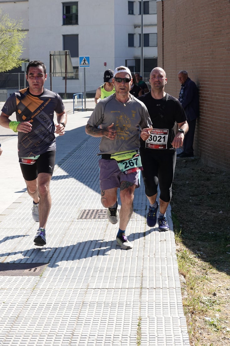 A algunos participantes parece que los 10 kilómetros del reccorido de la prueba de fondo de Loja se les hace leve a tenor de sus sonrisas y buen rollo. Otros en cambio parecen sufrir más o simplemente se concentran para disfrutar de la carrera.