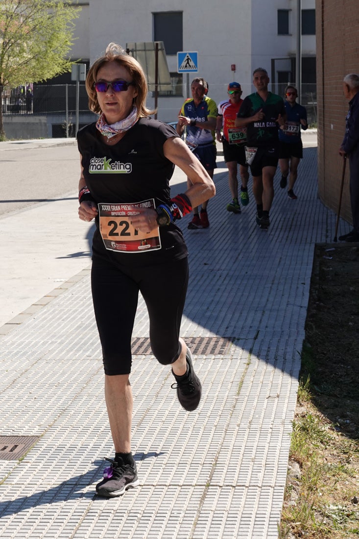 A algunos participantes parece que los 10 kilómetros del reccorido de la prueba de fondo de Loja se les hace leve a tenor de sus sonrisas y buen rollo. Otros en cambio parecen sufrir más o simplemente se concentran para disfrutar de la carrera.