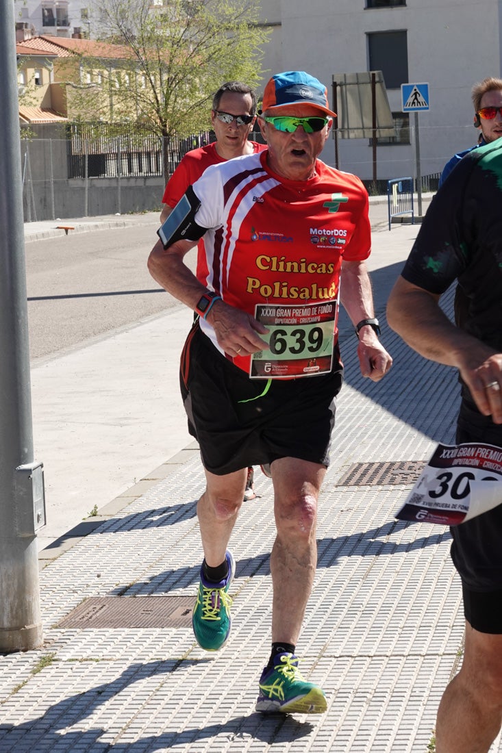 A algunos participantes parece que los 10 kilómetros del reccorido de la prueba de fondo de Loja se les hace leve a tenor de sus sonrisas y buen rollo. Otros en cambio parecen sufrir más o simplemente se concentran para disfrutar de la carrera.