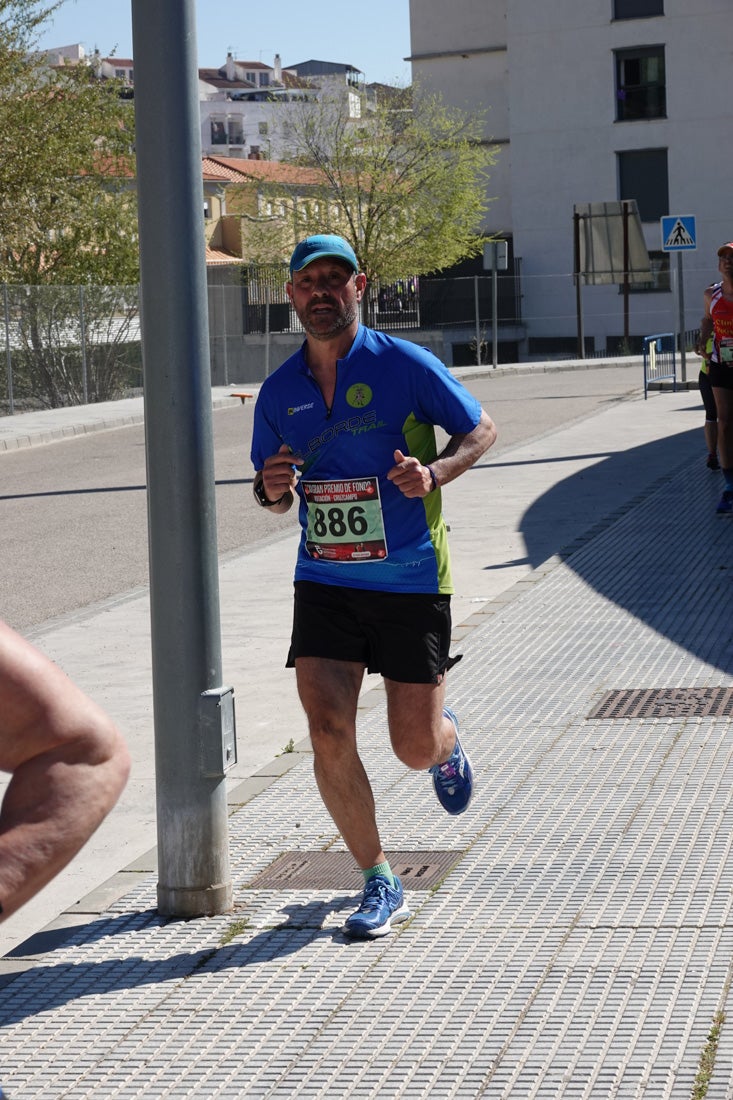 A algunos participantes parece que los 10 kilómetros del reccorido de la prueba de fondo de Loja se les hace leve a tenor de sus sonrisas y buen rollo. Otros en cambio parecen sufrir más o simplemente se concentran para disfrutar de la carrera.