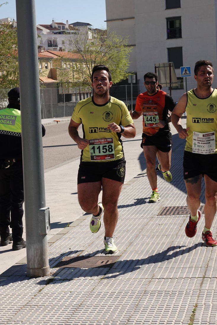 A algunos participantes parece que los 10 kilómetros del reccorido de la prueba de fondo de Loja se les hace leve a tenor de sus sonrisas y buen rollo. Otros en cambio parecen sufrir más o simplemente se concentran para disfrutar de la carrera.