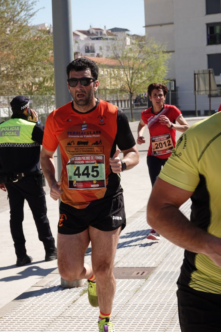 A algunos participantes parece que los 10 kilómetros del reccorido de la prueba de fondo de Loja se les hace leve a tenor de sus sonrisas y buen rollo. Otros en cambio parecen sufrir más o simplemente se concentran para disfrutar de la carrera.