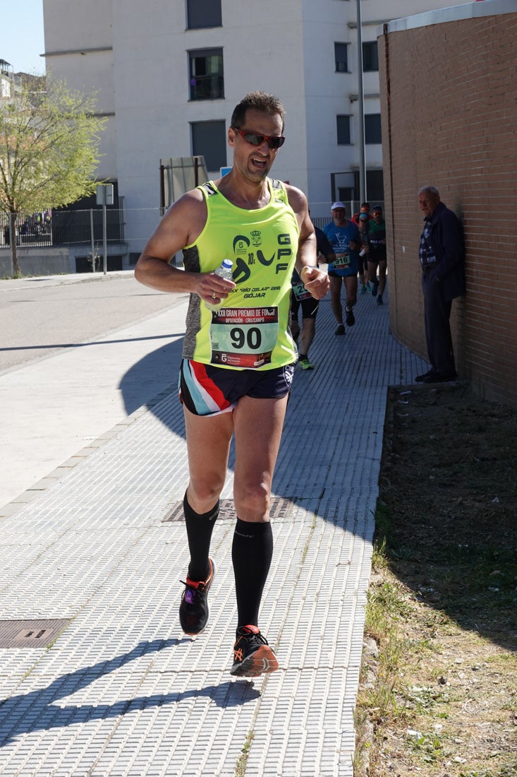 A algunos participantes parece que los 10 kilómetros del reccorido de la prueba de fondo de Loja se les hace leve a tenor de sus sonrisas y buen rollo. Otros en cambio parecen sufrir más o simplemente se concentran para disfrutar de la carrera.