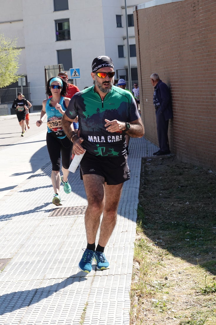 A algunos participantes parece que los 10 kilómetros del reccorido de la prueba de fondo de Loja se les hace leve a tenor de sus sonrisas y buen rollo. Otros en cambio parecen sufrir más o simplemente se concentran para disfrutar de la carrera.