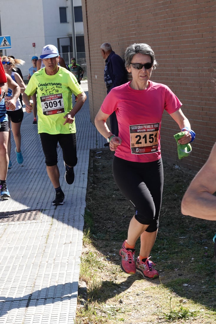 A algunos participantes parece que los 10 kilómetros del reccorido de la prueba de fondo de Loja se les hace leve a tenor de sus sonrisas y buen rollo. Otros en cambio parecen sufrir más o simplemente se concentran para disfrutar de la carrera.