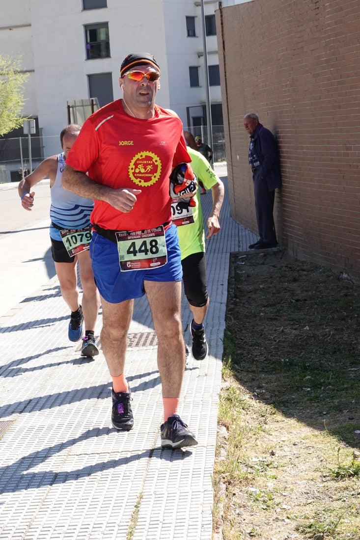 A algunos participantes parece que los 10 kilómetros del reccorido de la prueba de fondo de Loja se les hace leve a tenor de sus sonrisas y buen rollo. Otros en cambio parecen sufrir más o simplemente se concentran para disfrutar de la carrera.