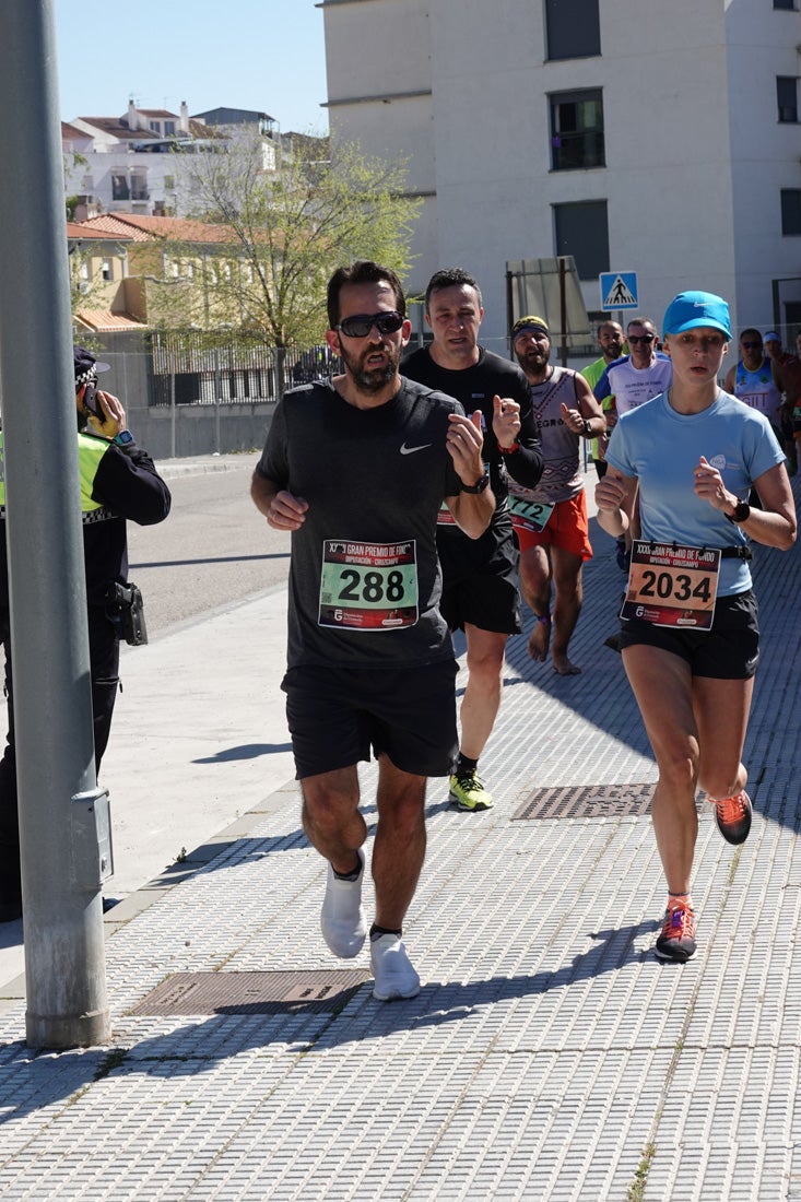 A algunos participantes parece que los 10 kilómetros del reccorido de la prueba de fondo de Loja se les hace leve a tenor de sus sonrisas y buen rollo. Otros en cambio parecen sufrir más o simplemente se concentran para disfrutar de la carrera.