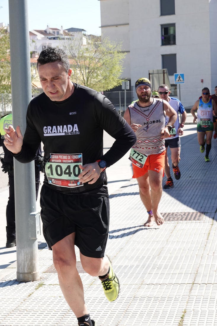 A algunos participantes parece que los 10 kilómetros del reccorido de la prueba de fondo de Loja se les hace leve a tenor de sus sonrisas y buen rollo. Otros en cambio parecen sufrir más o simplemente se concentran para disfrutar de la carrera.