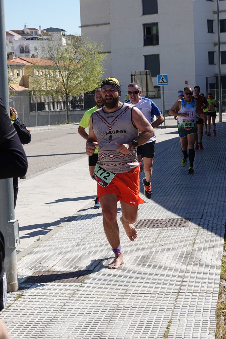 A algunos participantes parece que los 10 kilómetros del reccorido de la prueba de fondo de Loja se les hace leve a tenor de sus sonrisas y buen rollo. Otros en cambio parecen sufrir más o simplemente se concentran para disfrutar de la carrera.