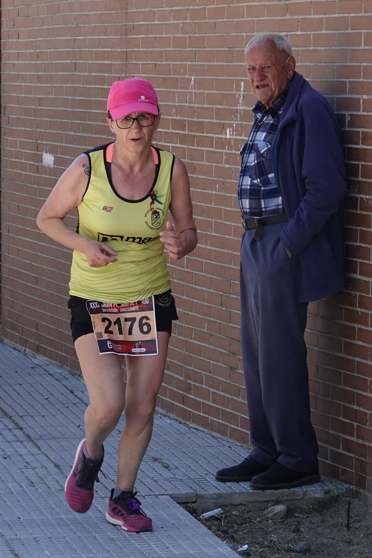 A algunos participantes parece que los 10 kilómetros del reccorido de la prueba de fondo de Loja se les hace leve a tenor de sus sonrisas y buen rollo. Otros en cambio parecen sufrir más o simplemente se concentran para disfrutar de la carrera.