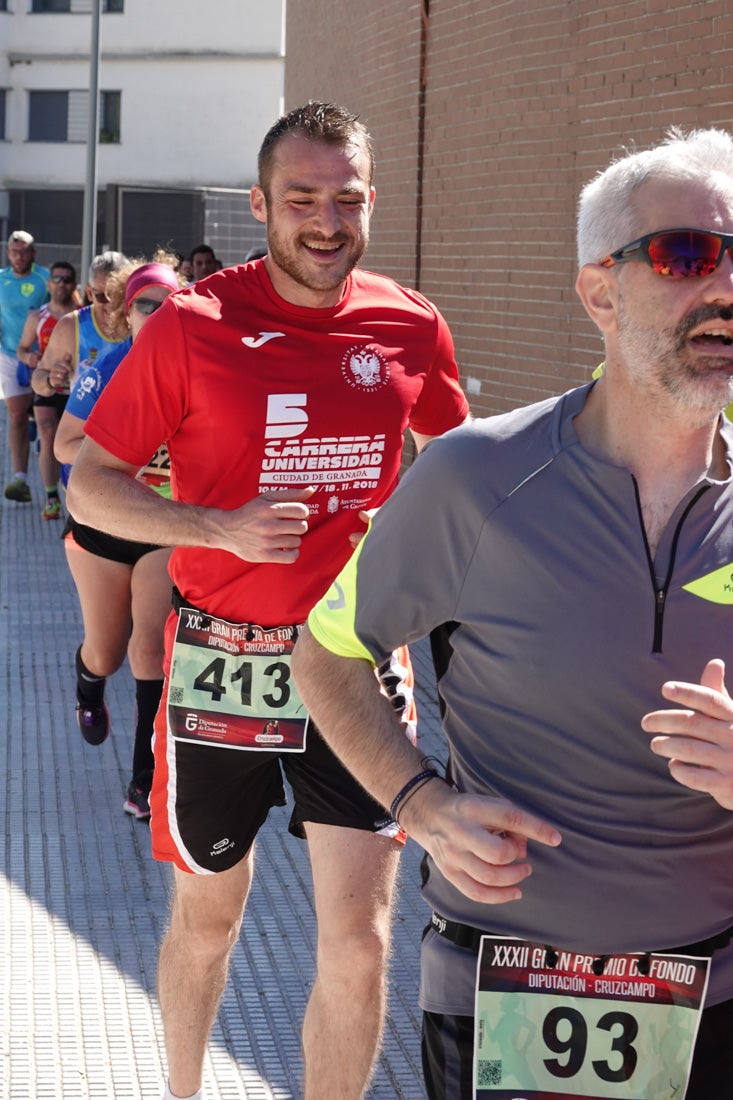 A algunos participantes parece que los 10 kilómetros del reccorido de la prueba de fondo de Loja se les hace leve a tenor de sus sonrisas y buen rollo. Otros en cambio parecen sufrir más o simplemente se concentran para disfrutar de la carrera.