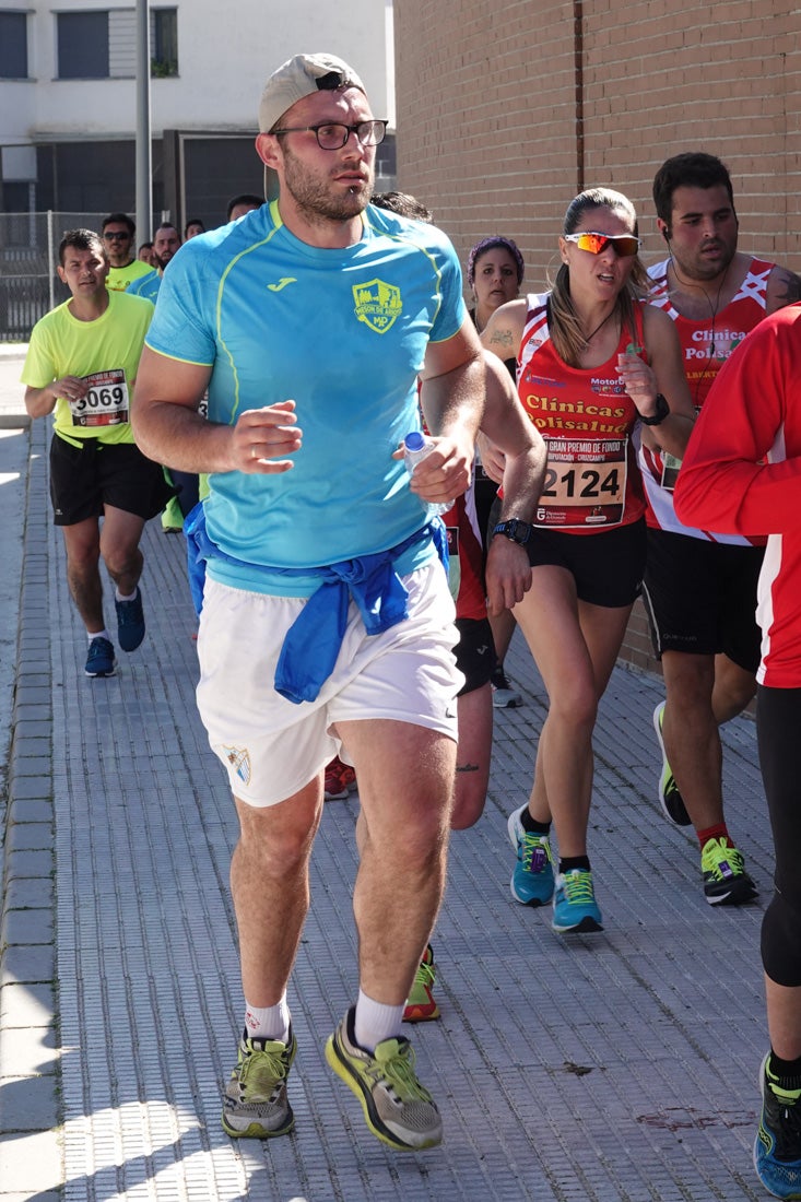 El reguero de atletas es amplio. Las piernas pesan en algunos momentos pero el objetivo de llegar a meta se mantiene. Si has participado en la carrera de fondo de Loja, prueba suerte a ver si te hemos retratado a lo largo del recorrido.