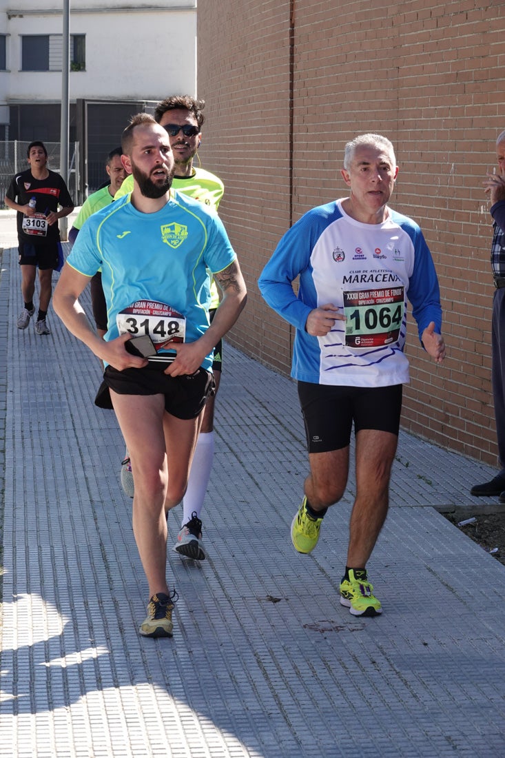 El reguero de atletas es amplio. Las piernas pesan en algunos momentos pero el objetivo de llegar a meta se mantiene. Si has participado en la carrera de fondo de Loja, prueba suerte a ver si te hemos retratado a lo largo del recorrido.