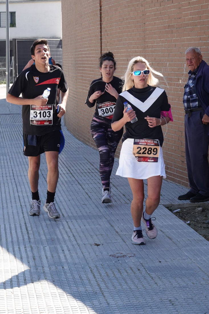 El reguero de atletas es amplio. Las piernas pesan en algunos momentos pero el objetivo de llegar a meta se mantiene. Si has participado en la carrera de fondo de Loja, prueba suerte a ver si te hemos retratado a lo largo del recorrido.