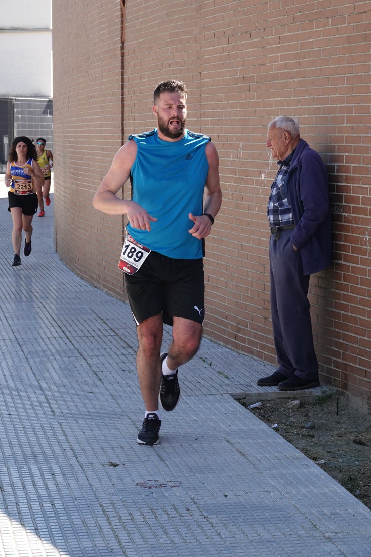 El reguero de atletas es amplio. Las piernas pesan en algunos momentos pero el objetivo de llegar a meta se mantiene. Si has participado en la carrera de fondo de Loja, prueba suerte a ver si te hemos retratado a lo largo del recorrido.