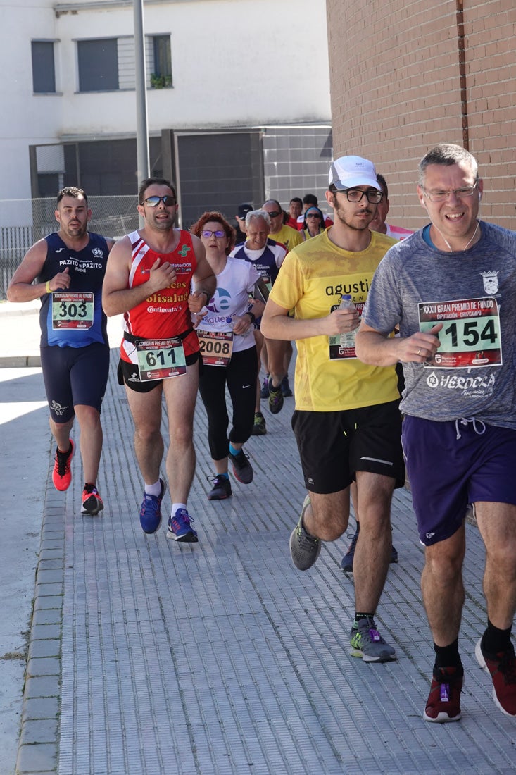 El reguero de atletas es amplio. Las piernas pesan en algunos momentos pero el objetivo de llegar a meta se mantiene. Si has participado en la carrera de fondo de Loja, prueba suerte a ver si te hemos retratado a lo largo del recorrido.