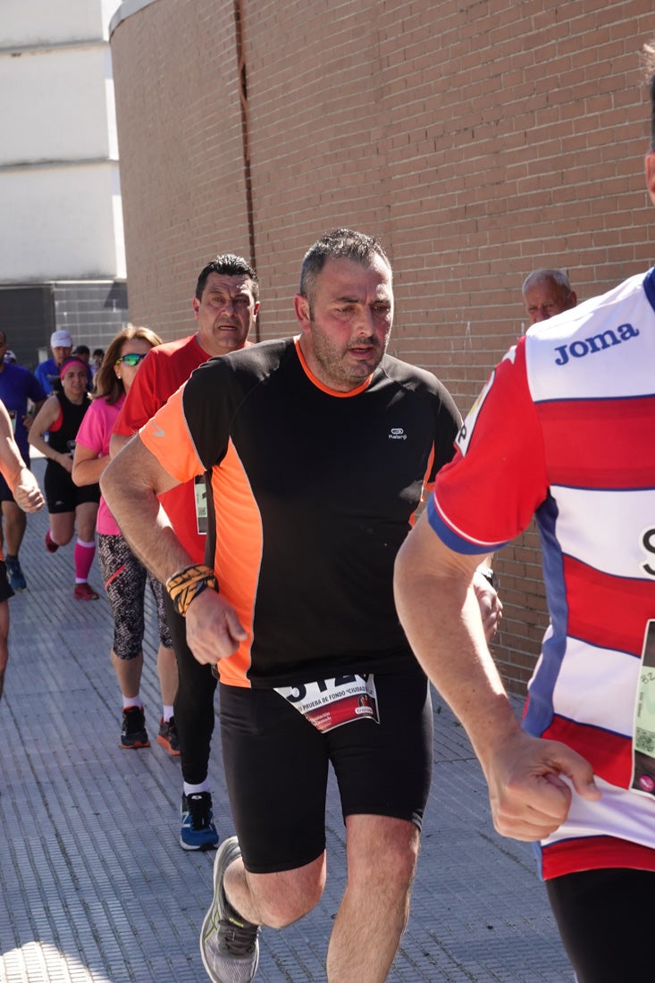 El reguero de atletas es amplio. Las piernas pesan en algunos momentos pero el objetivo de llegar a meta se mantiene. Si has participado en la carrera de fondo de Loja, prueba suerte a ver si te hemos retratado a lo largo del recorrido.