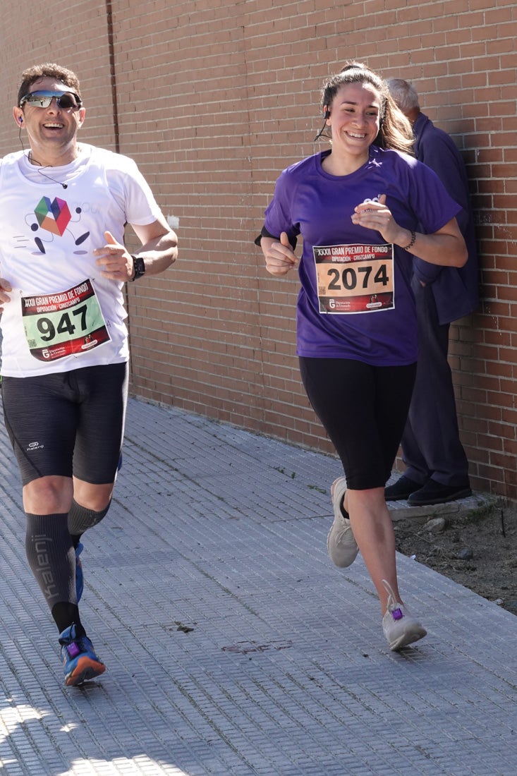 El reguero de atletas es amplio. Las piernas pesan en algunos momentos pero el objetivo de llegar a meta se mantiene. Si has participado en la carrera de fondo de Loja, prueba suerte a ver si te hemos retratado a lo largo del recorrido.