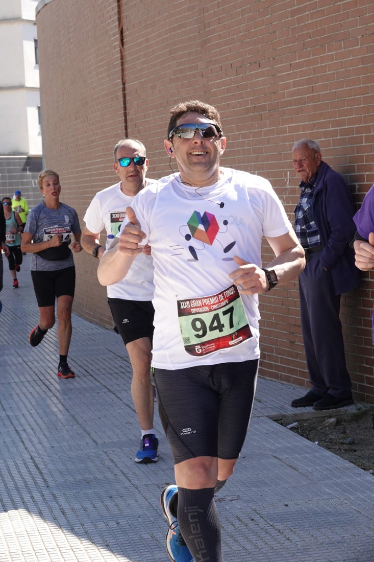 El reguero de atletas es amplio. Las piernas pesan en algunos momentos pero el objetivo de llegar a meta se mantiene. Si has participado en la carrera de fondo de Loja, prueba suerte a ver si te hemos retratado a lo largo del recorrido.