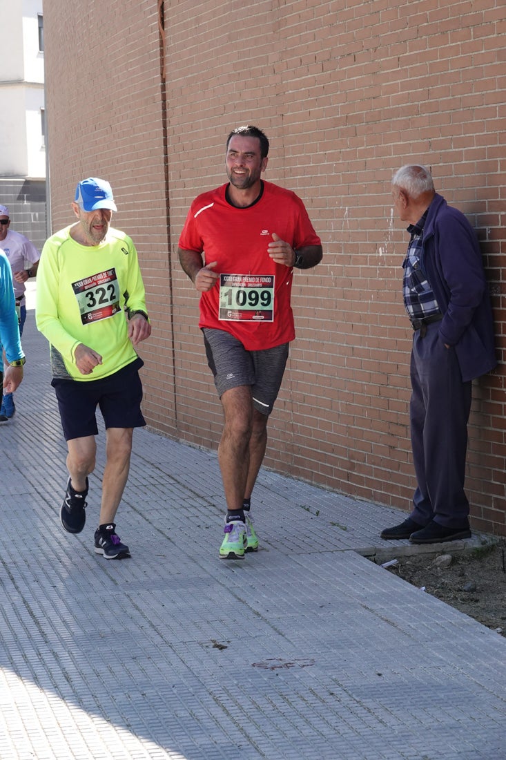 El reguero de atletas es amplio. Las piernas pesan en algunos momentos pero el objetivo de llegar a meta se mantiene. Si has participado en la carrera de fondo de Loja, prueba suerte a ver si te hemos retratado a lo largo del recorrido.