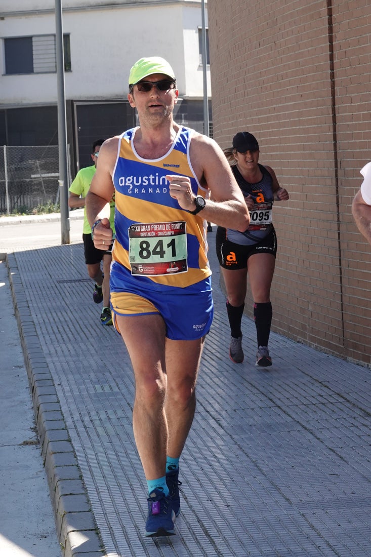 El reguero de atletas es amplio. Las piernas pesan en algunos momentos pero el objetivo de llegar a meta se mantiene. Si has participado en la carrera de fondo de Loja, prueba suerte a ver si te hemos retratado a lo largo del recorrido.