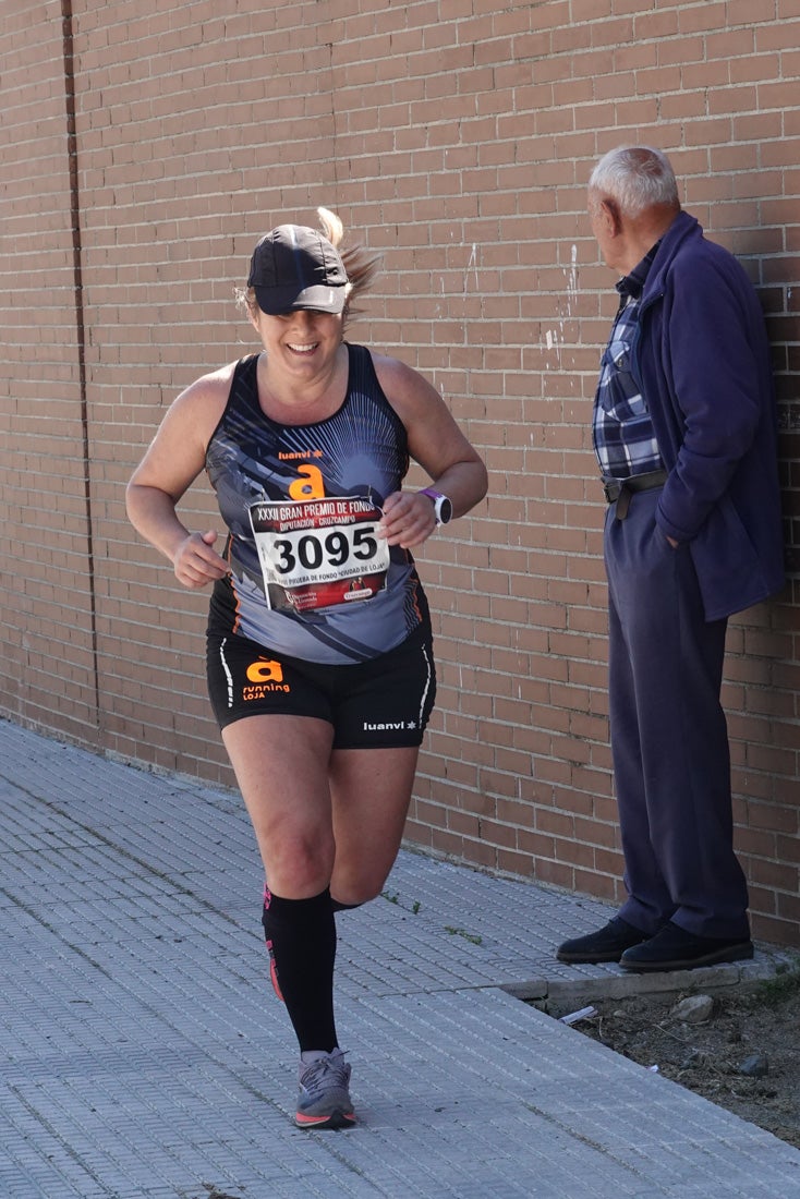 El reguero de atletas es amplio. Las piernas pesan en algunos momentos pero el objetivo de llegar a meta se mantiene. Si has participado en la carrera de fondo de Loja, prueba suerte a ver si te hemos retratado a lo largo del recorrido.