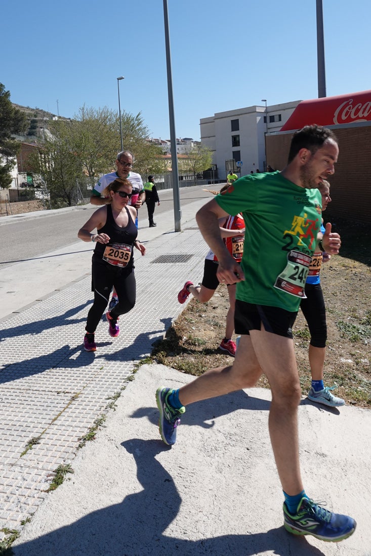 El reguero de atletas es amplio. Las piernas pesan en algunos momentos pero el objetivo de llegar a meta se mantiene. Si has participado en la carrera de fondo de Loja, prueba suerte a ver si te hemos retratado a lo largo del recorrido.