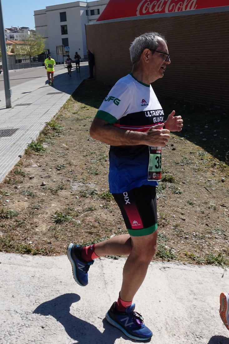 El reguero de atletas es amplio. Las piernas pesan en algunos momentos pero el objetivo de llegar a meta se mantiene. Si has participado en la carrera de fondo de Loja, prueba suerte a ver si te hemos retratado a lo largo del recorrido.