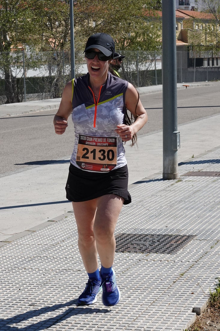 El reguero de atletas es amplio. Las piernas pesan en algunos momentos pero el objetivo de llegar a meta se mantiene. Si has participado en la carrera de fondo de Loja, prueba suerte a ver si te hemos retratado a lo largo del recorrido.