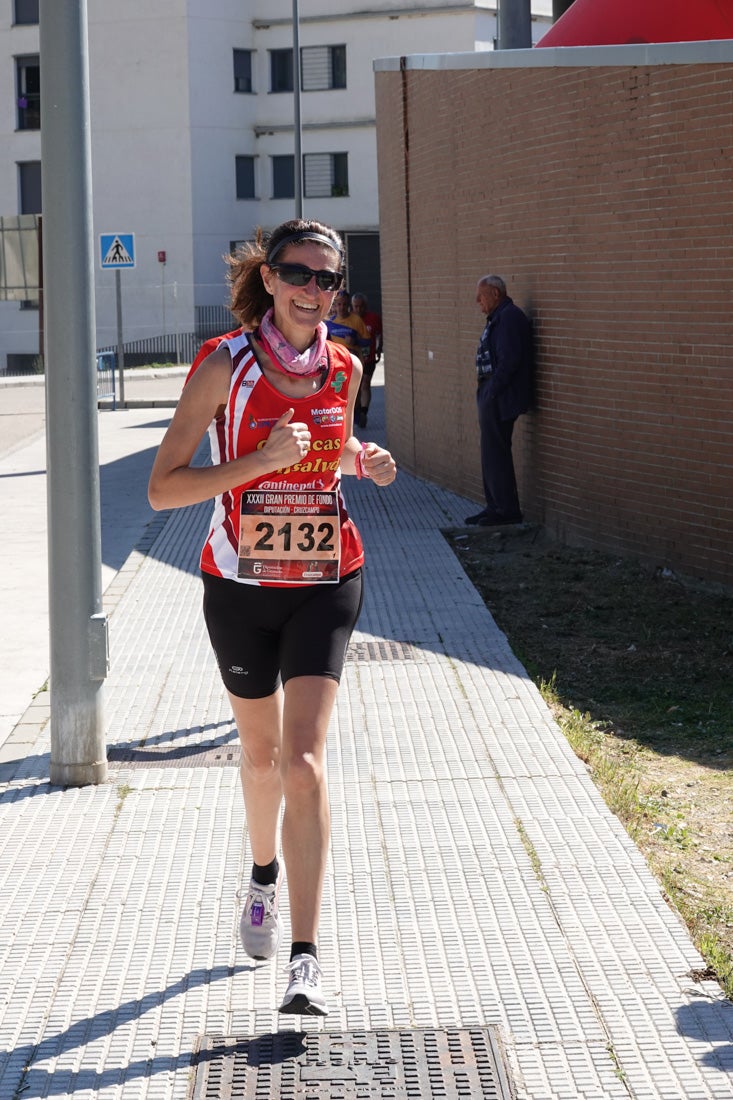 El reguero de atletas es amplio. Las piernas pesan en algunos momentos pero el objetivo de llegar a meta se mantiene. Si has participado en la carrera de fondo de Loja, prueba suerte a ver si te hemos retratado a lo largo del recorrido.