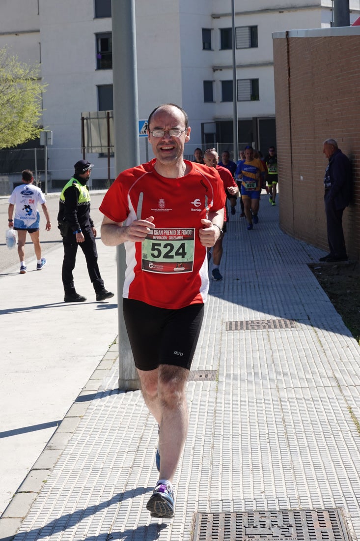 El reguero de atletas es amplio. Las piernas pesan en algunos momentos pero el objetivo de llegar a meta se mantiene. Si has participado en la carrera de fondo de Loja, prueba suerte a ver si te hemos retratado a lo largo del recorrido.