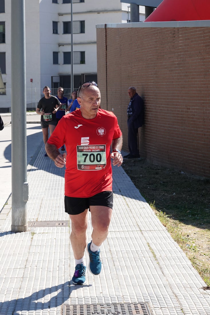 El reguero de atletas es amplio. Las piernas pesan en algunos momentos pero el objetivo de llegar a meta se mantiene. Si has participado en la carrera de fondo de Loja, prueba suerte a ver si te hemos retratado a lo largo del recorrido.