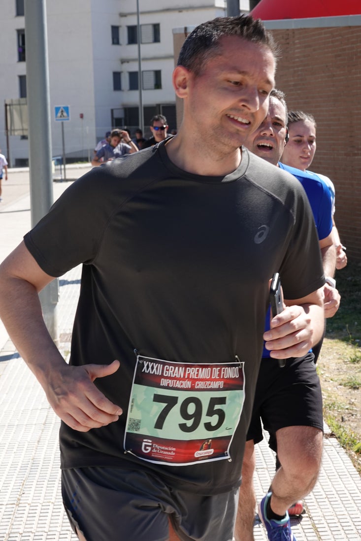 El reguero de atletas es amplio. Las piernas pesan en algunos momentos pero el objetivo de llegar a meta se mantiene. Si has participado en la carrera de fondo de Loja, prueba suerte a ver si te hemos retratado a lo largo del recorrido.