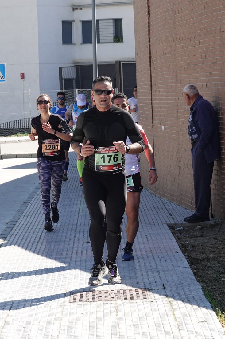 El reguero de atletas es amplio. Las piernas pesan en algunos momentos pero el objetivo de llegar a meta se mantiene. Si has participado en la carrera de fondo de Loja, prueba suerte a ver si te hemos retratado a lo largo del recorrido.