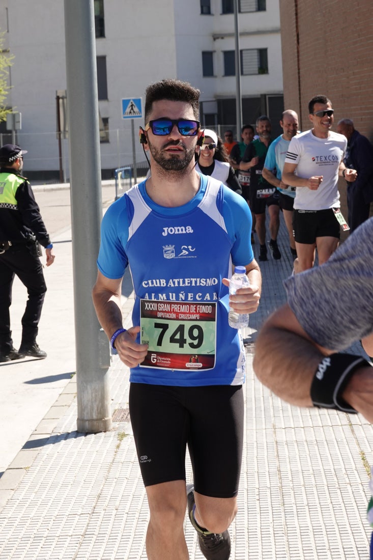 El reguero de atletas es amplio. Las piernas pesan en algunos momentos pero el objetivo de llegar a meta se mantiene. Si has participado en la carrera de fondo de Loja, prueba suerte a ver si te hemos retratado a lo largo del recorrido.