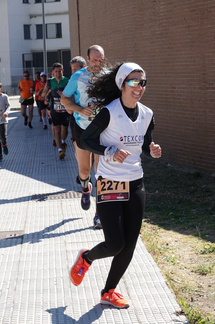 El reguero de atletas es amplio. Las piernas pesan en algunos momentos pero el objetivo de llegar a meta se mantiene. Si has participado en la carrera de fondo de Loja, prueba suerte a ver si te hemos retratado a lo largo del recorrido.