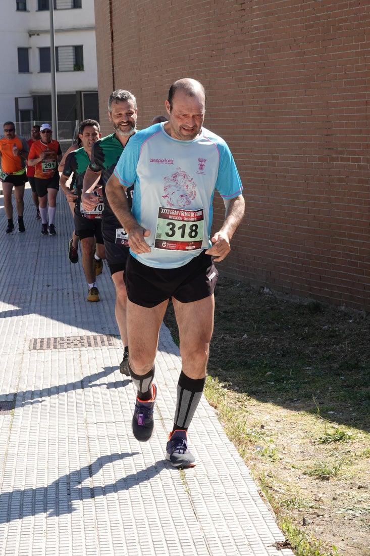 El reguero de atletas es amplio. Las piernas pesan en algunos momentos pero el objetivo de llegar a meta se mantiene. Si has participado en la carrera de fondo de Loja, prueba suerte a ver si te hemos retratado a lo largo del recorrido.