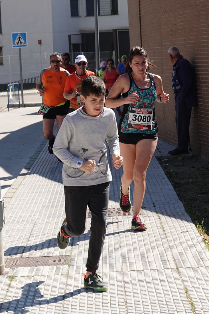 El reguero de atletas es amplio. Las piernas pesan en algunos momentos pero el objetivo de llegar a meta se mantiene. Si has participado en la carrera de fondo de Loja, prueba suerte a ver si te hemos retratado a lo largo del recorrido.