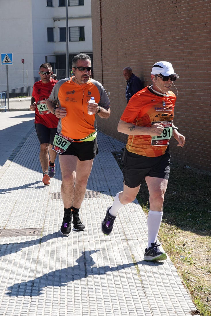 El reguero de atletas es amplio. Las piernas pesan en algunos momentos pero el objetivo de llegar a meta se mantiene. Si has participado en la carrera de fondo de Loja, prueba suerte a ver si te hemos retratado a lo largo del recorrido.