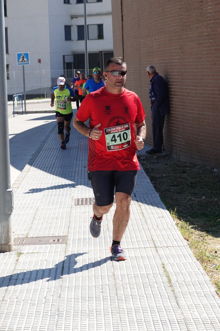 El reguero de atletas es amplio. Las piernas pesan en algunos momentos pero el objetivo de llegar a meta se mantiene. Si has participado en la carrera de fondo de Loja, prueba suerte a ver si te hemos retratado a lo largo del recorrido.