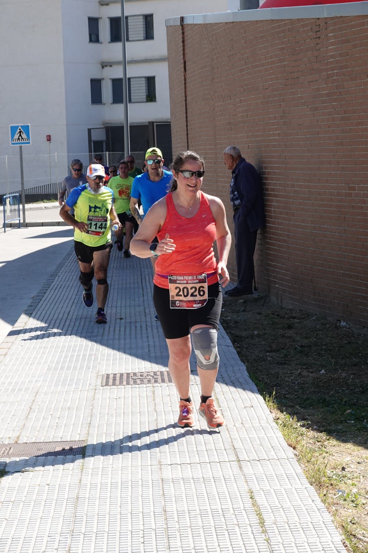 El reguero de atletas es amplio. Las piernas pesan en algunos momentos pero el objetivo de llegar a meta se mantiene. Si has participado en la carrera de fondo de Loja, prueba suerte a ver si te hemos retratado a lo largo del recorrido.