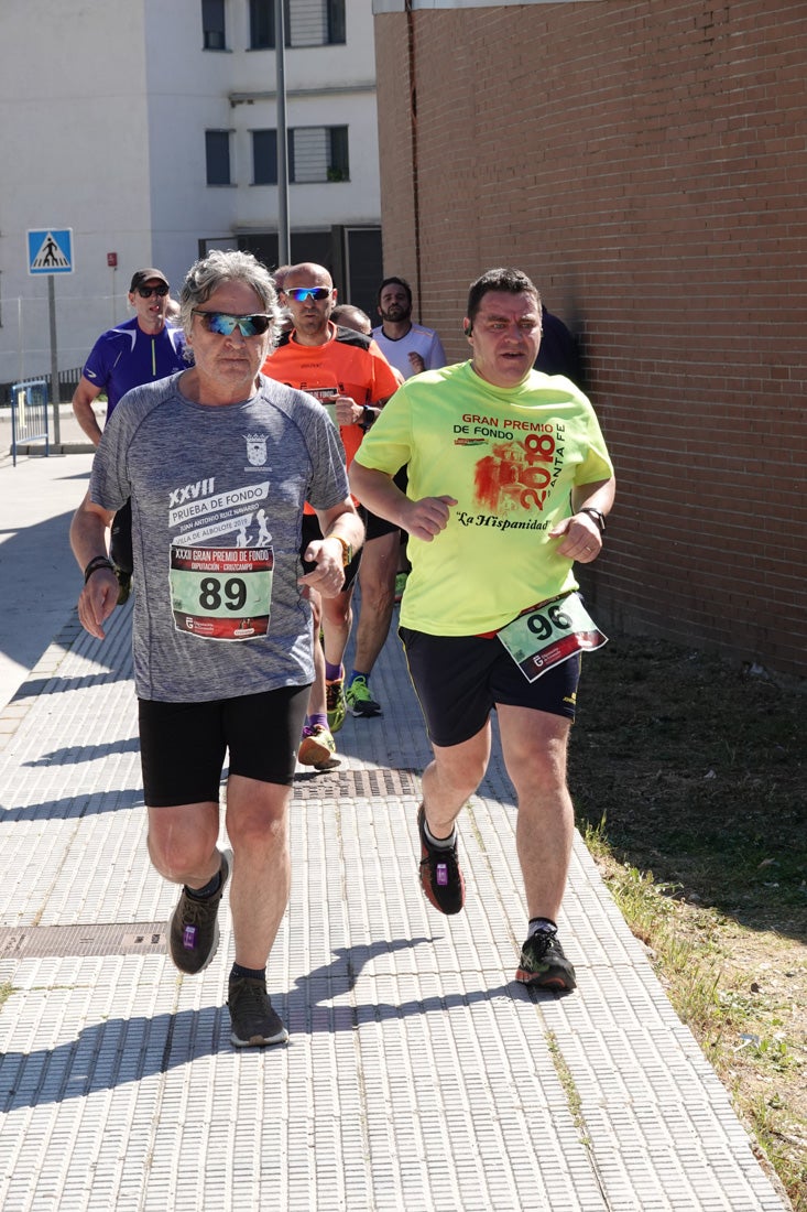 El reguero de atletas es amplio. Las piernas pesan en algunos momentos pero el objetivo de llegar a meta se mantiene. Si has participado en la carrera de fondo de Loja, prueba suerte a ver si te hemos retratado a lo largo del recorrido.