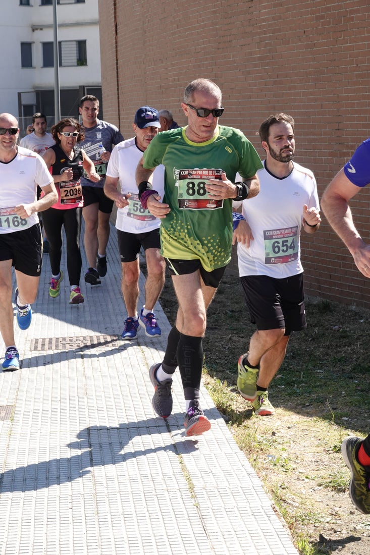 El reguero de atletas es amplio. Las piernas pesan en algunos momentos pero el objetivo de llegar a meta se mantiene. Si has participado en la carrera de fondo de Loja, prueba suerte a ver si te hemos retratado a lo largo del recorrido.