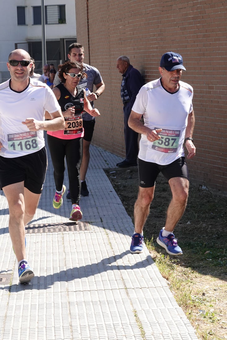 El reguero de atletas es amplio. Las piernas pesan en algunos momentos pero el objetivo de llegar a meta se mantiene. Si has participado en la carrera de fondo de Loja, prueba suerte a ver si te hemos retratado a lo largo del recorrido.