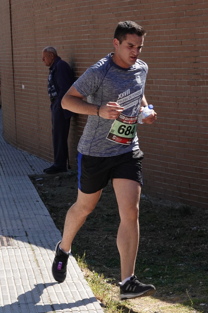 El reguero de atletas es amplio. Las piernas pesan en algunos momentos pero el objetivo de llegar a meta se mantiene. Si has participado en la carrera de fondo de Loja, prueba suerte a ver si te hemos retratado a lo largo del recorrido.